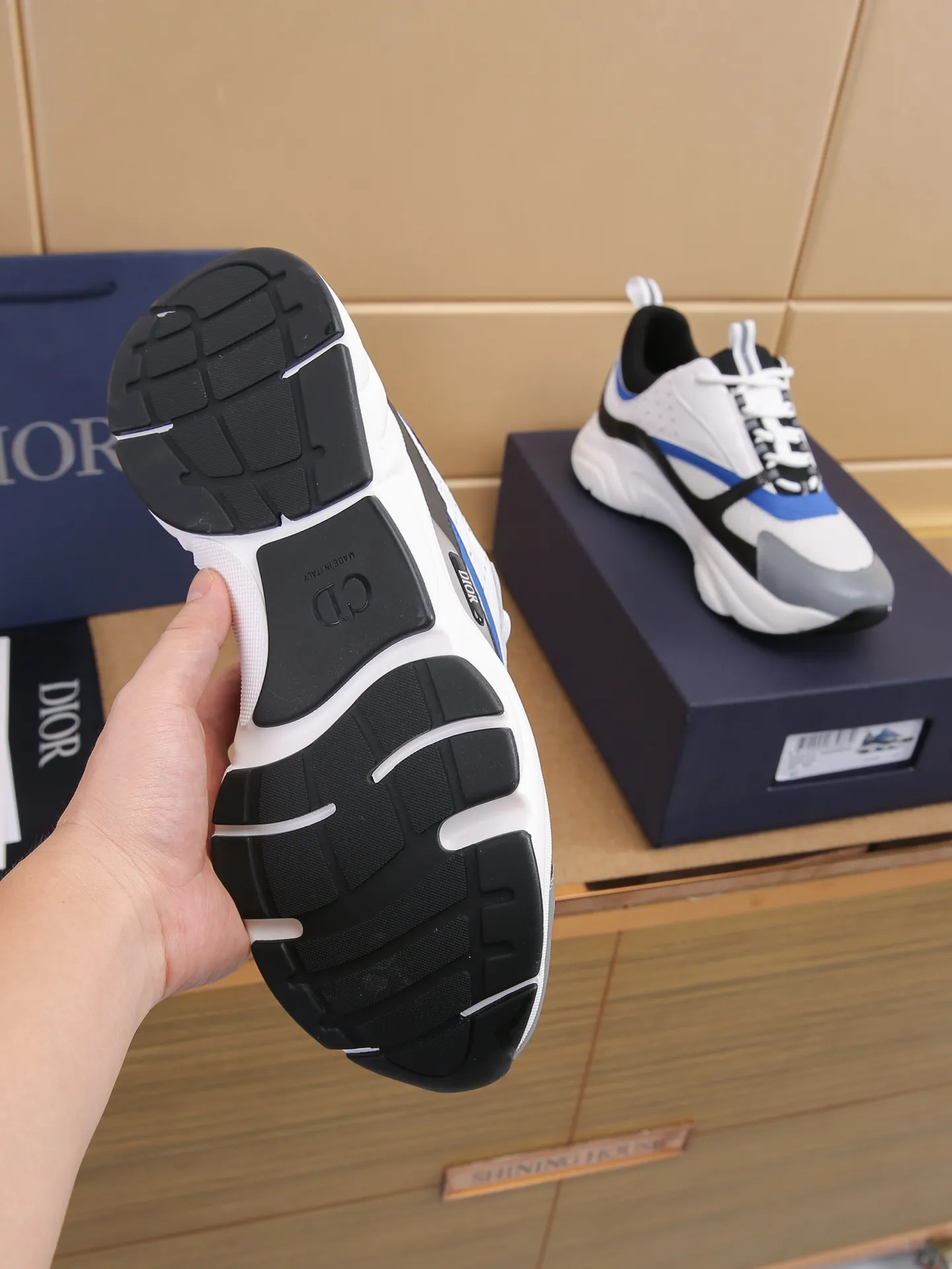 Factory price: 460💰Dior’s top version of D’s b22 men’s sports shoes. Inspired by retro running styles, the chunky low-top silhouette features gray calf leather and blue and white mesh fabric uppers, atop a black, white and blue engraved rubber sole. Nylon ribbon accents the blue mesh tongue and heel counter, and a "dio~" logo appears on the side. Pair it with a suit for a striking contrast and add a sportswear-chic edge to your look. The thick sole can be about 4cm~ Size: 38-45, [46, 47 customized]